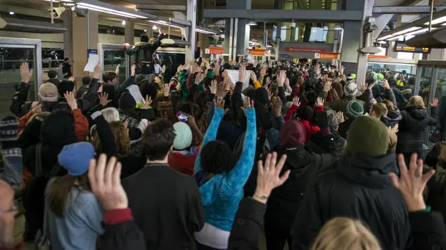 مجموعة من المتظاهرين في مطار سانت بول
