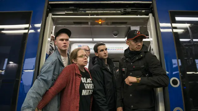 مجموعة من المتظاهرين في القطار المؤدي لمطار سانت بول