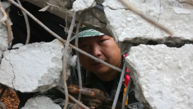 滑坡事件搜救進入第五天。星期三晚間又探得生命跡象，搜救正在進行中。