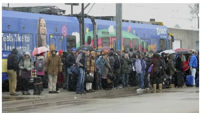 Demo diperkirakan menghambat perjalanan warga yang ingin libur Natal.