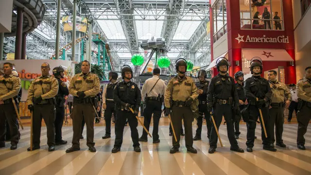 Polisi bersiaga di Mall of America, Minnesota.