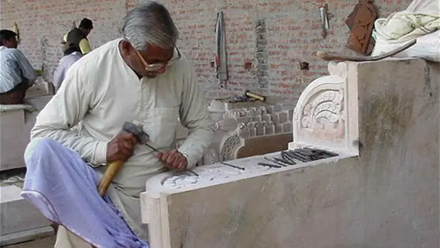 अयोध्या में राम मंदिर के लिए तराशे जा रहे पत्थर.