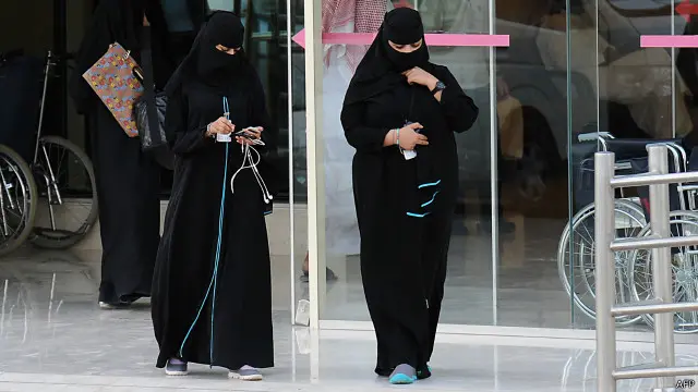 Dua orang warga Arab Saudi terlihat meninggalkan sebuah rumah sakit di kota Riyadh.