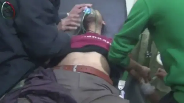 المعارضة السورية بثت فيديو زعمت أنه من داخل مستشفى ميداني لضحايا هجوم بأسلحة كيماوية نفذته القوات الحكومية على حي المعضمية