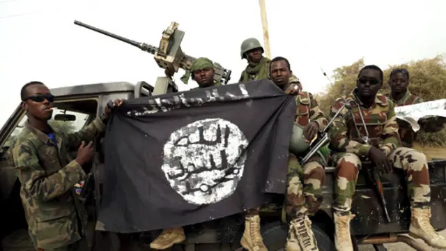 نفرات ارتش و پرچم به غنیمت گرفته شده از بوکو حرام - ارتش توانسته شبه نظامیان را از اکثر مناطق تحت تصرف آنان خارج کند