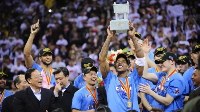 马布里在2012年举起男篮职业联赛冠军奖杯