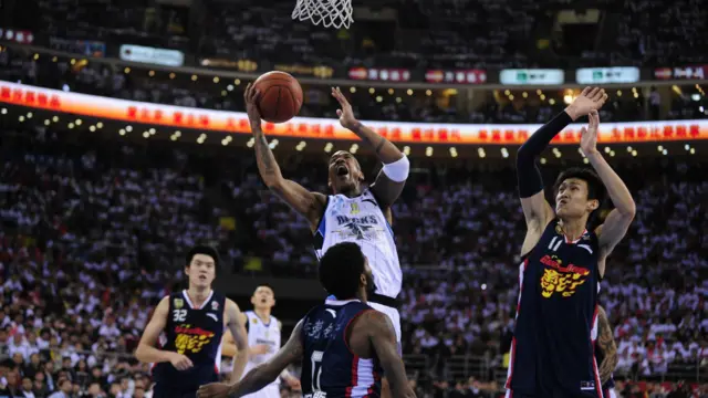 马布里在北京对广东的比赛中运球上篮