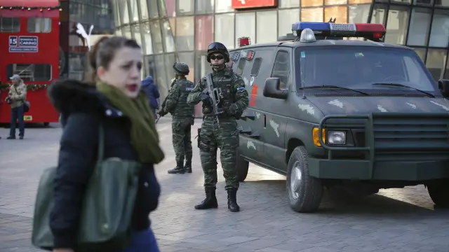 Polisi bersiaga di Sanlitun, Beijing.