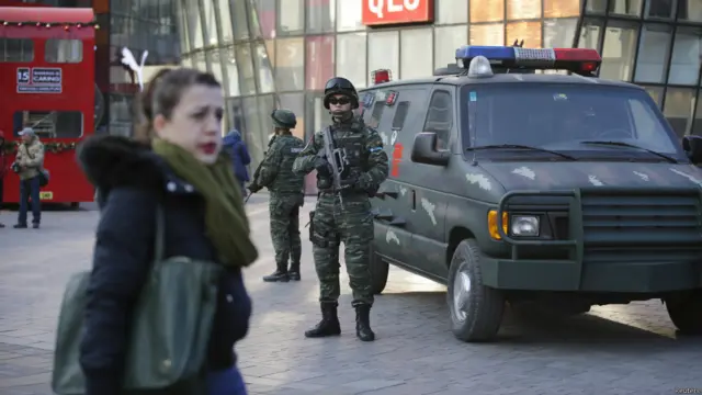 三里屯购物区上派驻了特警（24/12/2015）