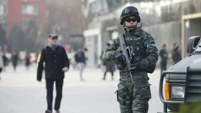 Polisi akang mengecek tong sampah setiap 30 menit.