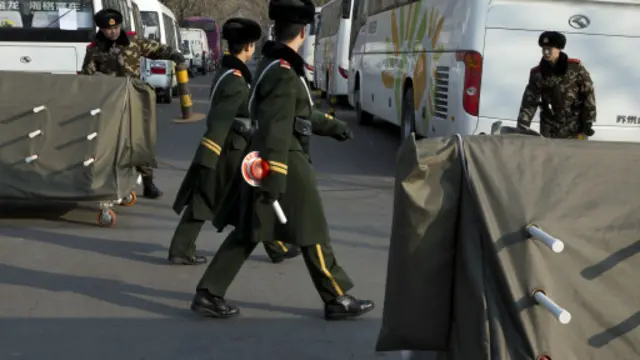 Polisi dan militer menutup jalan menuju ke kawasan kedutaan besar asing di Beijing.