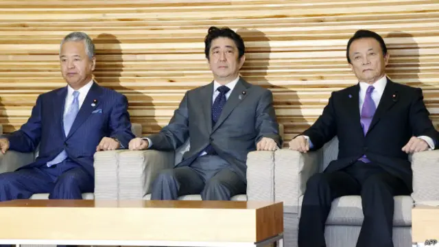 日本首相安倍晉三、財長麻生太郎（右）與內閣府特命擔當大臣甘利明（左）召開記者會