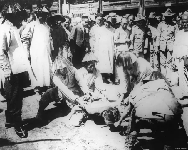 辛亥革命末期滿清政府在街頭抓獲革命黨人（1912年）