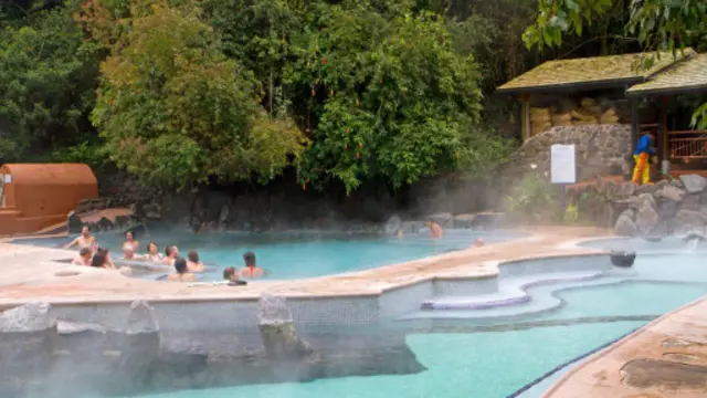 帕帕亚克塔温泉浴池。(图片来源:Andrew Bain)