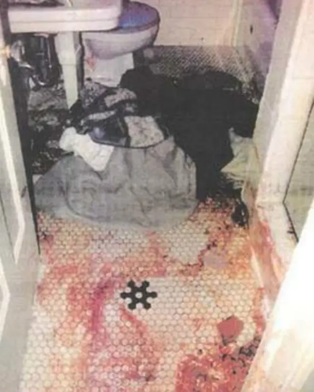 Un baño con sangre en el suelo