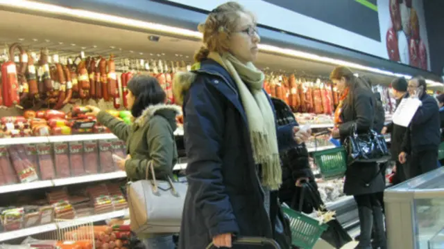 Manatın dəyərdən düşməsi ardınca bazarlarda bahalaşma müşahidə olunur.