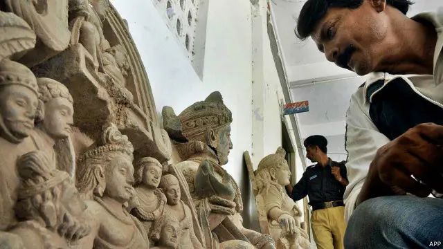 حکام کے مطابق ان نوادرات کی قیمت عالمی منڈی میں ایک ارب روپے سے زائد کی ہے (فائل فوٹو)