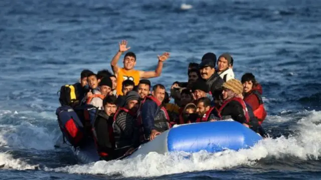 استطاع حرس السواحل إنقاذ نحو 21 شخصا من بينهم طفل رضيع