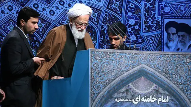 محسن فرامرزی (نفر سمت چپ) محافظ محمد امامی کاشانی (وسط) بوده است