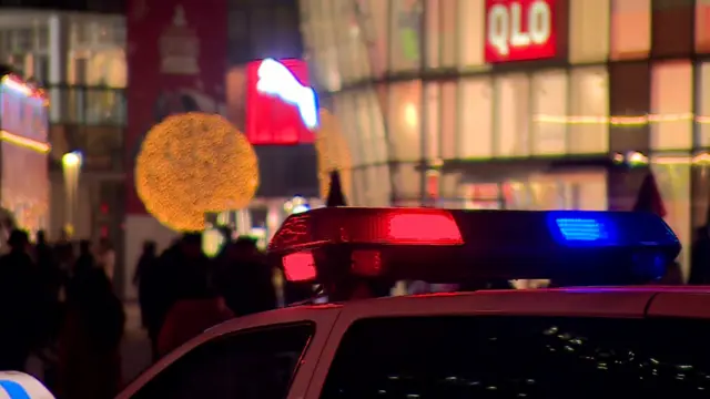 北京三里屯某购物商场前一辆警车点亮警号灯（资料图片）