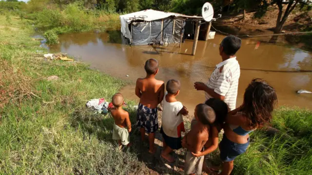Una familia observa su casa inundada en la provincia del Chaco.
