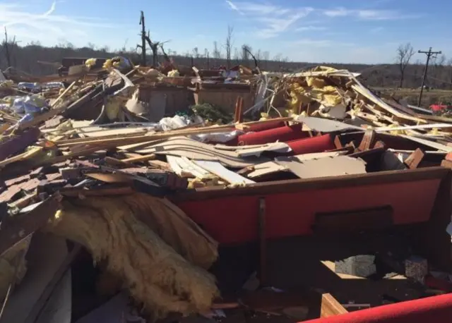 اطلاعات کے مطابق طوفان کی تیز ہواؤں نے مکانوں کو بھی شدید نقصان پہنچایا ہے