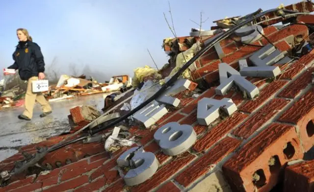  مسی سپی کی ہائی وے پٹرول سروس کا کہنا ہے کہ طوفان کی وجہ سے انٹر سٹیٹ 55 دونوں جانب سے بند ہو چکی ہے