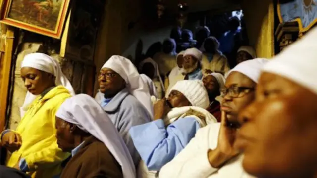 Giáo dân người Nigeria dự thánh lễ tại Bờ Tây