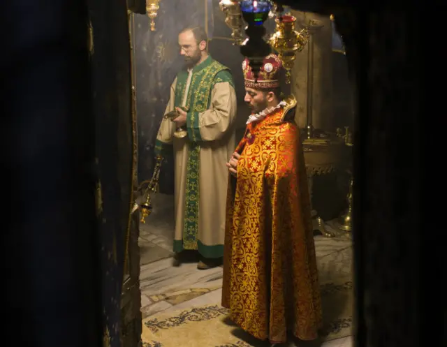 Một linh mục Armenia cầu nguyện trong thánh lễ tại nhà thờ ở Bethlehem