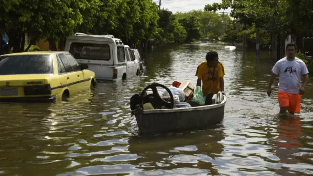 Vehículo casi cubierto por el agua