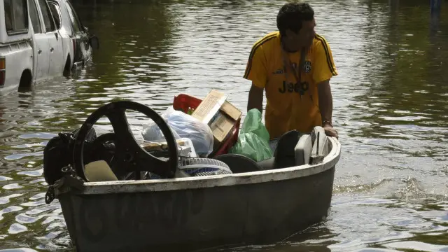 ندیاں خطرے کے نشان سے اوپر بہہ رہی ہیں اور بندھ ٹوٹنے کا خدشہ ہے جس سے مزید لوگ متاثر ہو سکتے ہیں