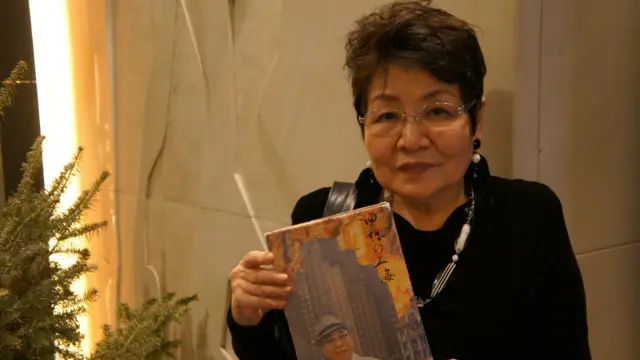 远藤誉手持好不容易才找到的岩井英一的回忆录《回想的上海》。