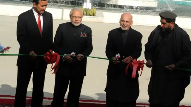 अफगानिस्तान में मोदी संसद का उद्घाटन करते हुए