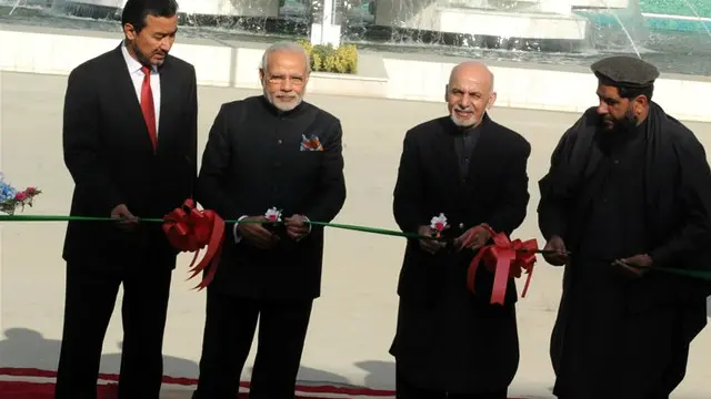 د هندوستان لومړي وزير د افغان پارلمان نوې ودانۍ پرانستله. دا ودانۍ د هند په لگښت جوړه شوې ده.