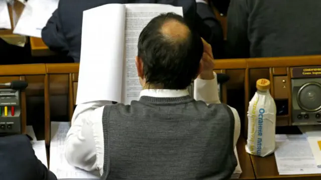 Бюджет знову ухвалювали глибоко за північ 