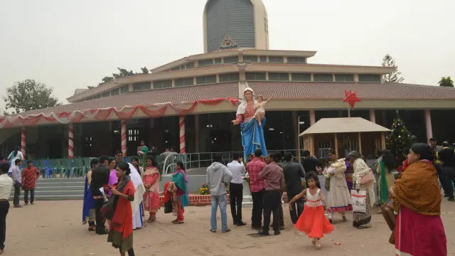 ঢাকার তেজগাঁও ক্যাথলিক চার্চে বড়দিনের আয়োজনে ছিল কড়া নিরাপত্তা