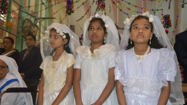 বড়দিনের উৎসবে যোগ দিতে আসা শিশুরা