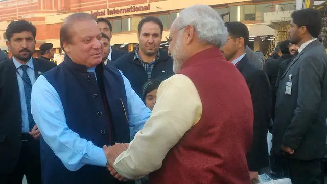 نواز شریف اور نریندر مودی لاہور کے ہوائی اڈے پر
