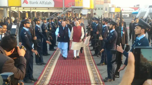 نریندر مودی نے لاہور آنے کا اعلان سماجی رابطوں کی ویب سائٹ ٹوئٹر پر کیا تھا