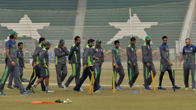 پاکستان کی ٹیسٹ ٹیم کے کپتان مصباح الحق نے بھی کہا ہے کہ تمام کھلاڑیوں کو سزا یافتہ کھلاڑیوں کی ٹیم میں واپسی پر خدشات ہیں۔