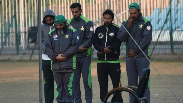 کیمپ کے دوران کچھ کھلاڑی سپن بولنگ کوچ مشاق احمد کی امامت میں نماز ادا کر رہے ہیں۔