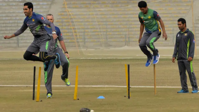 فاسٹ بولر عمرگل گھٹنے کی تکلیف سے چھٹکارا پا کر ایک بار پھر قومی ٹیم کے ہمراہ پریکٹس میں شریک ہیں۔