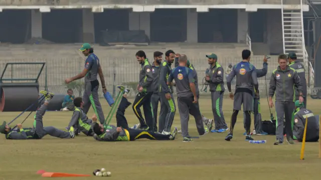 پاکستانی ون ڈے ٹیم کے کپتان اظہر علی اور سینیئر کھلاڑی محمد حفیظ عامر کی کیمپ میں شمولیت پر احتجاج کے طور پر کیمپ میں شریک نہیں ہوئے۔