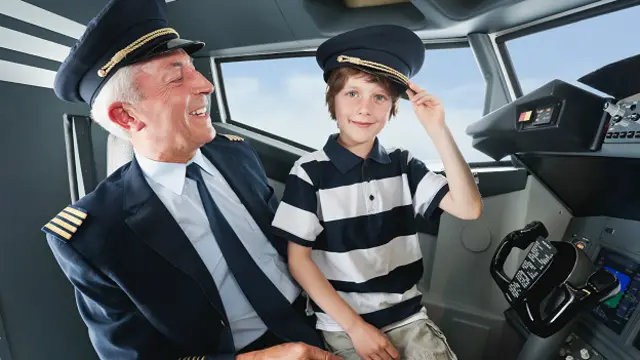 Летчик с мальчиком