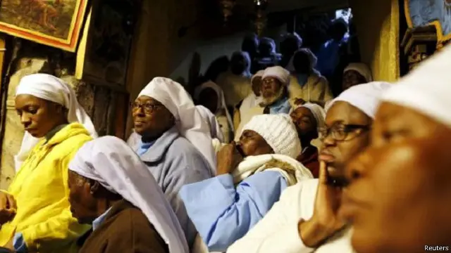 حجيج من نيجيريا يتلون صلوات داخل مغارة الميلاد التي يؤمن المسيحيون بأنها كانت المكان الذي وُلد به السيد المسيح