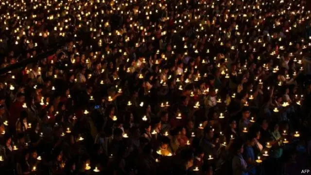 الآلاف يحضرون قداس عيد الميلاد في مدينة سورابايا الإندونيسية حاملين الشموع المضيئة