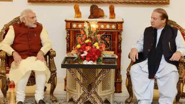 نریندر مودی نے پاکستان کے چند گھنٹوں کے دورے سے پہلے افغانستان کی پارلیمنٹ سے بھی خطاب کیا۔