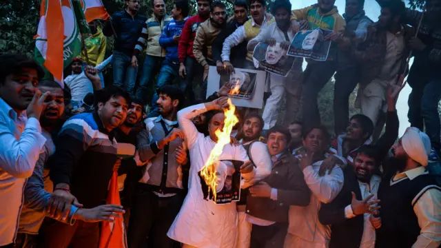 نریندر مودی کے دورہ پاکستان پر بھارت میں انڈیا یوتھ کانگریس نے احتجاجی مظاہرہ کیا۔