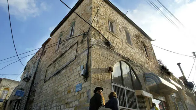 Tzfat không phải là nơi sinh ra hoạt động tâm linh này, nhưng chính tại nơi đây nó đã trưởng thành và lớn mạnh, có thêm sức sống và tồn tại cho đến ngày nay. Nó hiện diện ở người Do Thái giáo chính thống trong trang phục truyền thống là chiếc áo kéo dài đến gối và đầu quấn khăn, với chiếc chiếu tập yoga vắt vẻo trên vai. Nó hiện diện ở người Do Thái Hasidic trong chiếc áo khoác đen dài đạp chiếc xe một bánh – loại xe mà chúng ta hay thấy các anh hề diễn ở các gánh xiếc. Tại Tzfat, nét truyền thống và sự lập dị song hành bên nhau. Hình: Một cặp vợ chồng Do Thái Chính thống giáo đi bộ tại Tzfat.