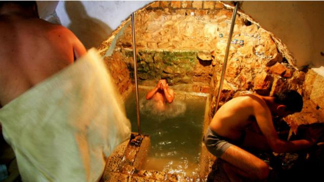 Thực hiện nghi lễ tắm nước đá tại một đền thờ Kabbalah ở Tzfat